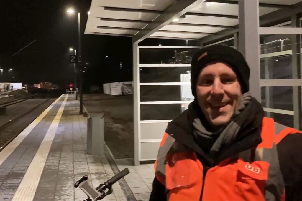 Stefan Frische (42) ist mit dem Fahrrad von Gelsenkirchen nach Herten gekommen, um seinen Bruder Mike Kihm zu begrüßen, der an diesem Morgen die Lok steuert.