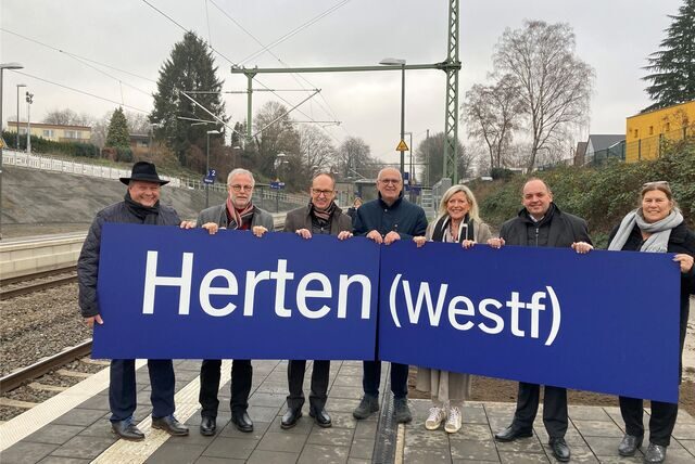 Offiziell eröffnet wird der S-Bahn-Haltepunkt am Sonntagmittag durch (v.l.) Staatssekretär Josef Hovenjürgen, Bürgermeister Matthias Müller, Michael Jansen (Bahnhofsmanager Deutsche Bahn), Carsten Löcker (Landtagsabgeordneter), Gabriele Matz (Vorstandssprecherin Verkehrsverbund Rhein Ruhr), Staatssekretär Viktor Haase und Vize-Landrätin Martina Eißing.