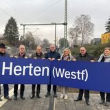 Offiziell eröffnet wird der S-Bahn-Haltepunkt am Sonntagmittag durch (v.l.) Staatssekretär Josef Hovenjürgen, Bürgermeister Matthias Müller, Michael Jansen (Bahnhofsmanager Deutsche Bahn), Carsten Löcker (Landtagsabgeordneter), Gabriele Matz (Vorstandssprecherin Verkehrsverbund Rhein Ruhr), Staatssekretär Viktor Haase und Vize-Landrätin Martina Eißing.