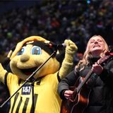 BVB-Sängerin Jo Marie Dominiak und Maskottchen Emma beim BVB-Weihnachtssingen 2022 im Signal Iduna Park.
