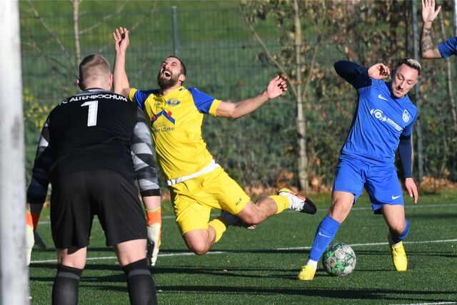Seit dem fünften Spieltag ist der FC Altenbochum (blaue Trikots), hier im Spiel bei der Spvg Schwerin, der Tabellenführer der Bezirksliga-Staffel 10.