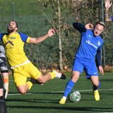 Seit dem fünften Spieltag ist der FC Altenbochum (blaue Trikots), hier im Spiel bei der Spvg Schwerin, der Tabellenführer der Bezirksliga-Staffel 10.