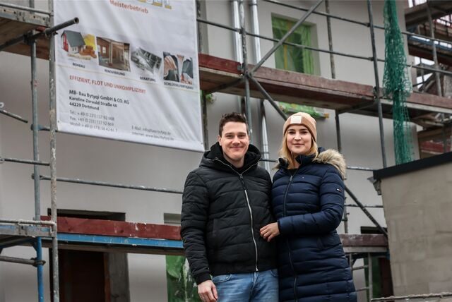 Lisa König und Chris Kremer bauen in Dortmund-Brechten mit einem Bauträger. Der errichtet die Doppelhaushälfte zwar fast im Alleingang, einige Aufträge müssen die Bauherrin und der Bauherr aber jetzt selbst vergeben.