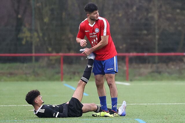 Faire Geste im Derby: Emre Kücükaycan (r) vom FC Castrop-Rauxel kümmerte sich um Zouhir Akrifou von der SG Castrop.