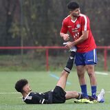 Faire Geste im Derby: Emre Kücükaycan (r) vom FC Castrop-Rauxel kümmerte sich um Zouhir Akrifou von der SG Castrop.