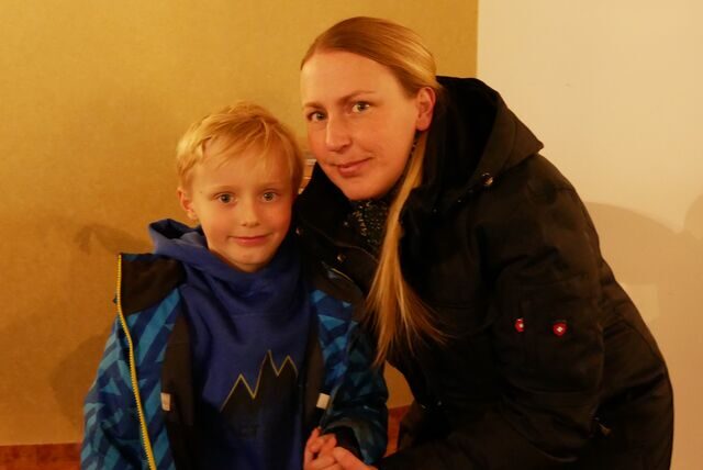 Ein Junge und seine Mutter sind auf dem Bild.