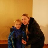 Ein Junge und seine Mutter sind auf dem Bild.