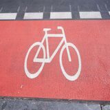 Fahrradsymbol auf einem rot markierten Radstreifen