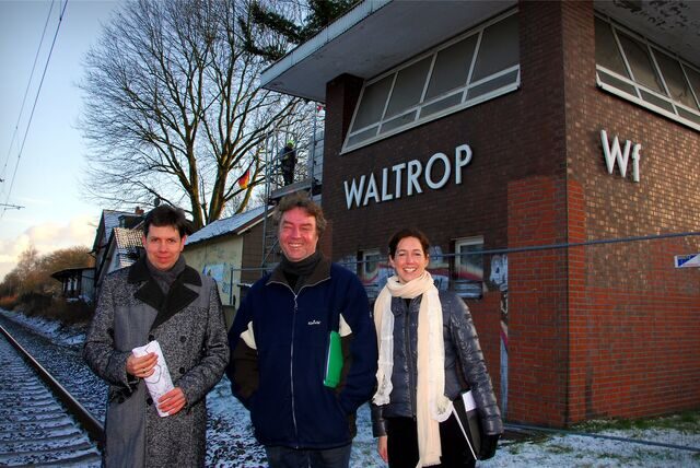 Der Waltroper Unternehmer Michael Braun, Architekt Georg Schäfer und Jennifer Müller-Freckmann von der Bahnflächen-Entwicklungs-Gesellschaft NRW stehen vor einem Gebäude des alten Bahnhofs Waltrop.