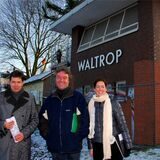 Der Waltroper Unternehmer Michael Braun, Architekt Georg Schäfer und Jennifer Müller-Freckmann von der Bahnflächen-Entwicklungs-Gesellschaft NRW stehen vor einem Gebäude des alten Bahnhofs Waltrop.