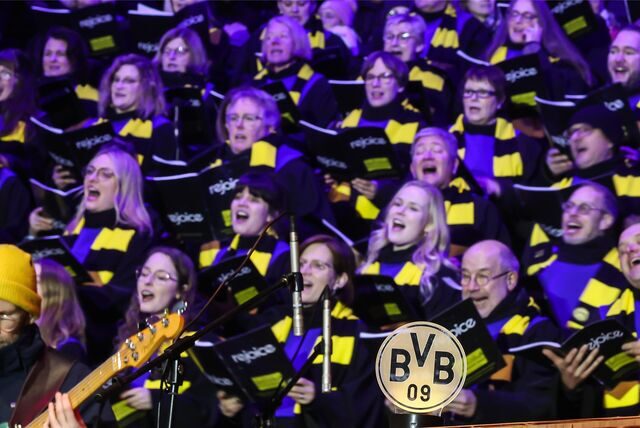 71.000 Menschen sangen am dritten Advent gemeinsam mit dem Chor „Rejoice“ und weiteren Künstlerinnen und Künstlern Weihnachtslieder im BVB-Stadion.