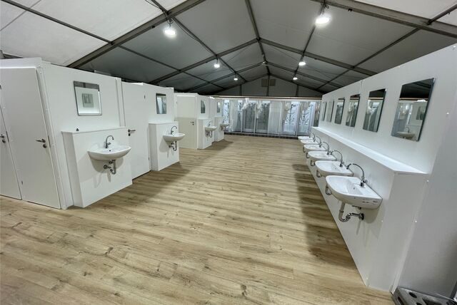 Waschbecken und Duschkabinen in der Notunterkunft Castrop-Rauxel