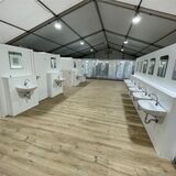 Waschbecken und Duschkabinen in der Notunterkunft Castrop-Rauxel