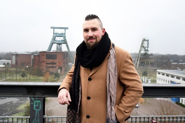 Musiker Sebastian Czyszczon steht auf der Halde Hoheward. Im Hintergrund ist die Zeche Ewald zu sehen.