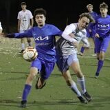 Akin Efecan (l.) brachte die U19 des VfB Waltrop in Führung.