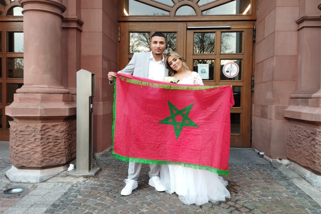 In wenigen Wochen möchte das Paar ihre Hochzeit auch mit der Verwandtschaft feiern. In wenigen Wochen möchte das Paar ihre Hochzeit auch mit der Verwandtschaft feiern.