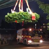 Im Eingang des Waltroper Krankenhauses hängt ein Adventskranz, im Hintergrund fährt ein Feuerwehr-Fahrzeug heran.