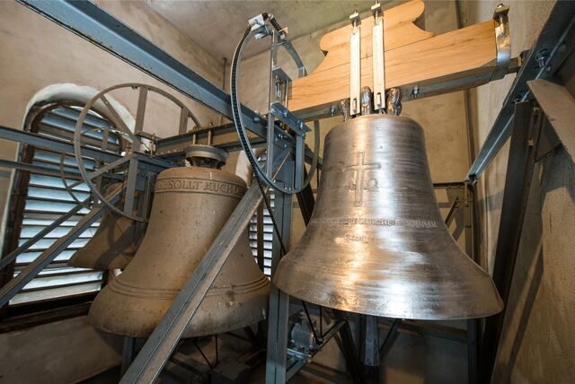 Die Friedensglocke steht am 20.05.2014 in der Kathedrale von Bayeux, Frankreich.