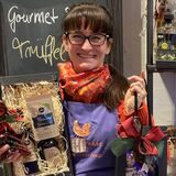 Simone Erpelding, Inhaberin des Geschäfts Zapfhahn in der Dortmunder City, hält verschiedene Weihnachtsgeschenke in den Händen.