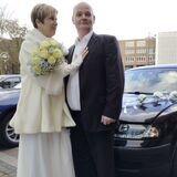 DAs Hochzeitspaar vor dem Dortmunder Standesamt