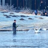 Ein Feuerwehrmann am Barkenberger See auf dem Weg zum Schwan