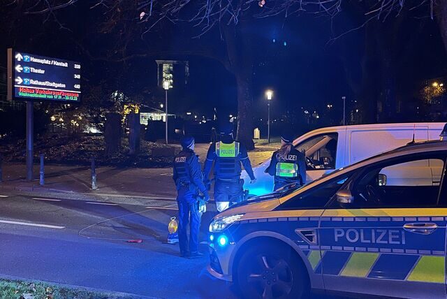 Wegen einer „abstrakten Bedrohungslage“ für den Weihnachtsmarkt kontrollierte die Polizei am Montagabend (12.12.) Fahrzeuge auf der Hansastraße.