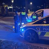 Wegen einer „abstrakten Bedrohungslage“ für den Weihnachtsmarkt kontrollierte die Polizei am Montagabend (12.12.) Fahrzeuge auf der Hansastraße.