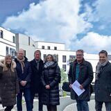 Investoren und Vermarkter vor dem geplanten Gebäude
