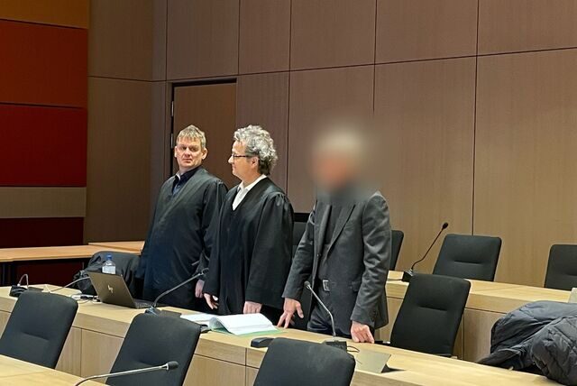 Ein Hausarzt aus Bochum (ganz rechts) ist am Bochumer Landgericht. Neben ihm stehen