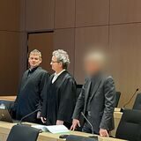 Ein Hausarzt aus Bochum (ganz rechts) ist am Bochumer Landgericht. Neben ihm stehen