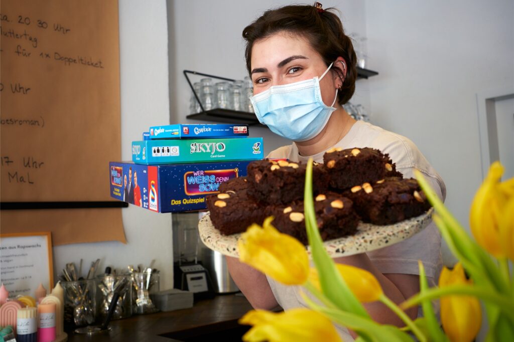 Spiele oder Gemüse-Brownies? Karolin Becker serviert im Spiele oder Gemüse-Brownies? Karolin Becker serviert im