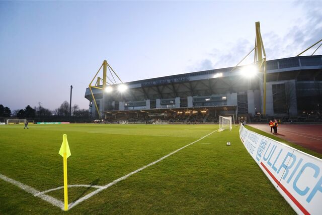 Eine Eckfahne im Stadion Rote Erde.