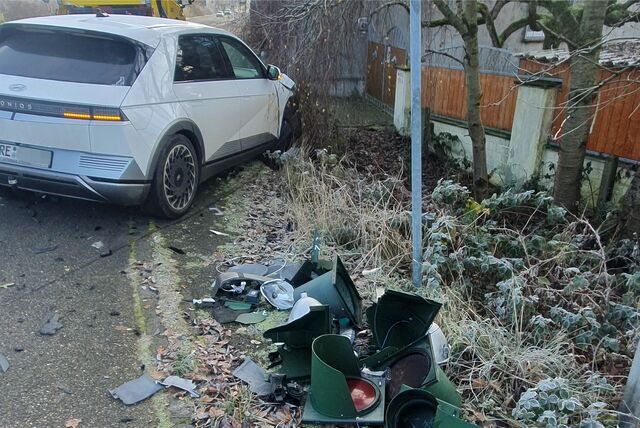 Auto und Ampelmast wurden stark beschädigt.