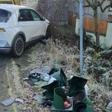 Auto und Ampelmast wurden stark beschädigt.