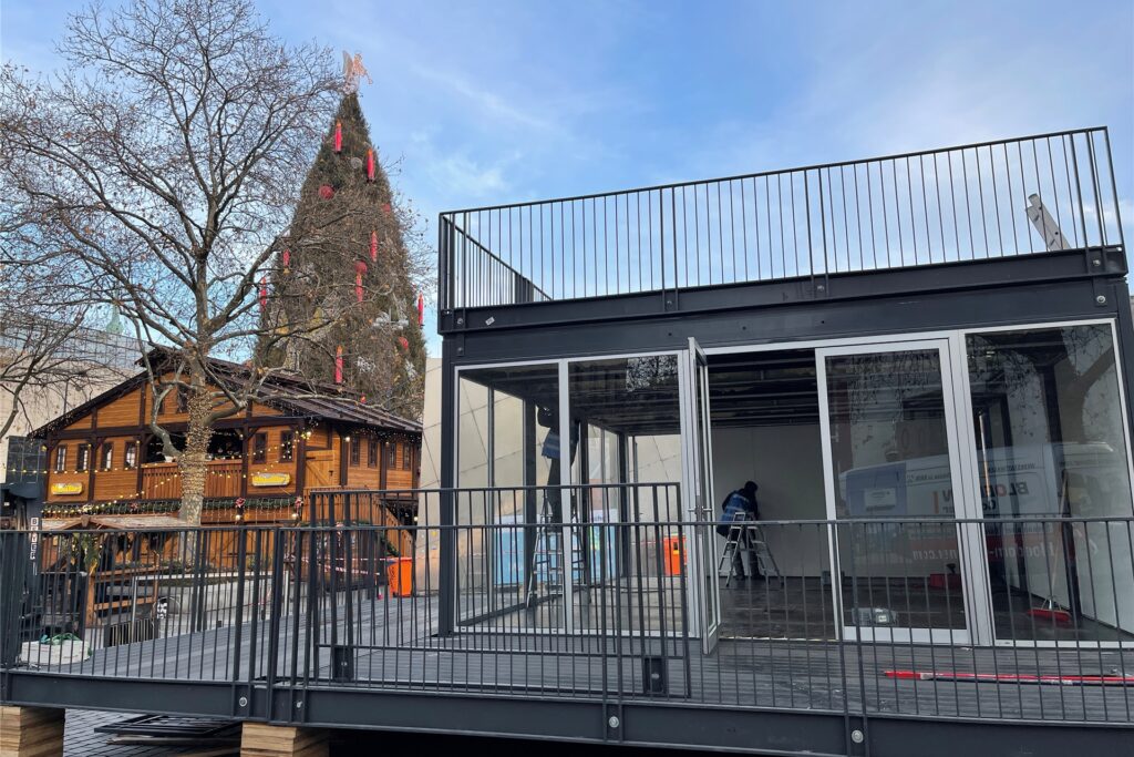 Am Hansaplatz wird aktuell direkt neben dem Weihnachtsmarkt ein Glashaus aufgebaut.
