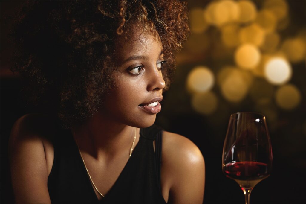 schick angezogene frau mit rotwein in der hand schick angezogene frau mit rotwein in der hand