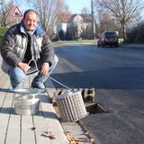 Frank Friedrich vom Ver- und Entsorgungsbetrieb (V+E) Waltrop, hockt an einem Gully mit neuartigem Einsatz an der Straße „Am Schwarzbach“.