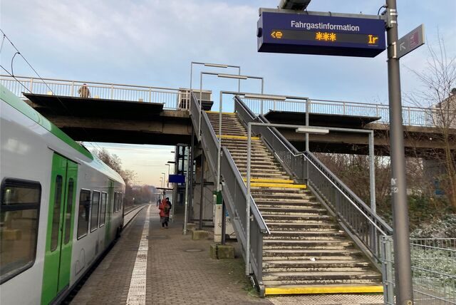 Die Bahn hat die Treppenstufen am Bahnhof Marl-Mitte auffälliger gestaltet