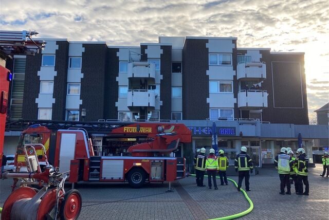 Die Feuerwehr ist am Hertener Marktplatz im Einsatz. Es brennt im Keller des Gebäudekomplexes, in dem sich auch ein griechischer Imbiss befindet.