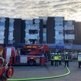 Die Feuerwehr ist am Hertener Marktplatz im Einsatz. Es brennt im Keller des Gebäudekomplexes, in dem sich auch ein griechischer Imbiss befindet.