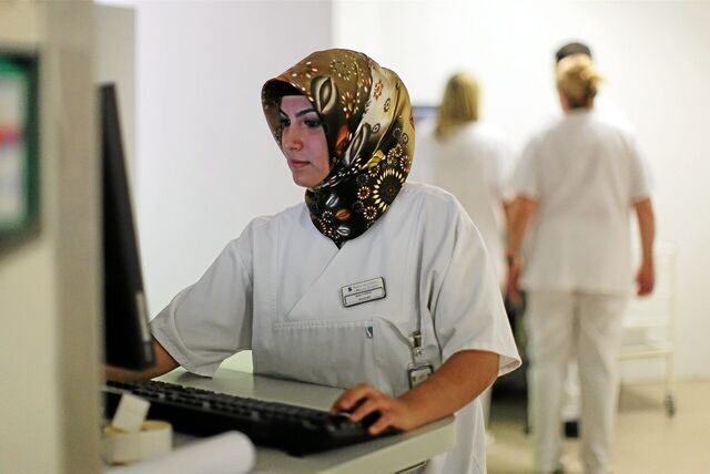 Eine medizinische Fachkraft trägt ein Kopftuch im Krankenhaus.