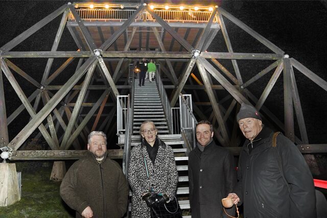 Ingenieur Erich Heymer, Projektleiterin Michaela Heßelmann, Bürgermeister Marcel Mittelbach und Künstler Jan Bormann vor dem Waltroper Spurwerkturm.
