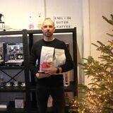 Daniel Strehlau steht im Kaffeeloft-Verkaufsraum neben einem Bio-Tannenbaum.