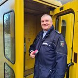 Justizvollzugsbeamter Armin Kersting schätzt die letzten gelben Telefonzellen in der JVA Castrop-Rauxel