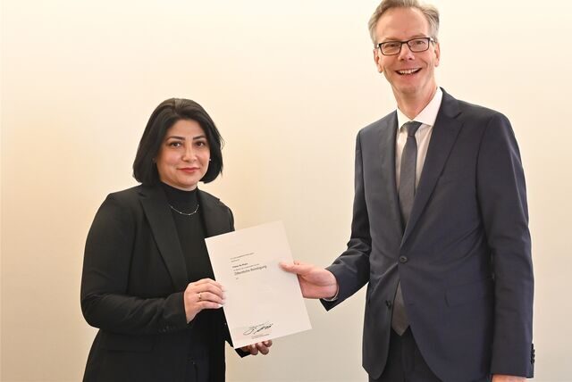 Regierungsvizepräsident Dr. Ansgar Scheipers übergibt die Belobigungsurkunde an Fatos Ay-Kaya aus Herten
