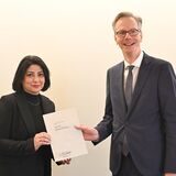 Regierungsvizepräsident Dr. Ansgar Scheipers übergibt die Belobigungsurkunde an Fatos Ay-Kaya aus Herten