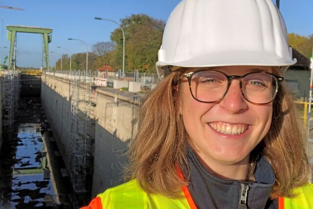 Ina Surma vor der großen Schleuse