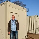 Günter Hölsken, Leiter der Dorstener Radstation, vor den Übergangs-Containern, die am Bahnhof für Büro und Werkstatt aufgebaut wurden.