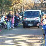 Ein gesponserter Bulli rollt auf den Schulhof der Schule Oberwiese in Waltrop, links und rechts stehen Schüler und klatschen.