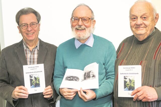 Wolfgang Wellnitz, Dr. Michael Knechten und Siegfried Eggenstein präsentieren die zweite Ausgabe der „Horneburger Blätter“.